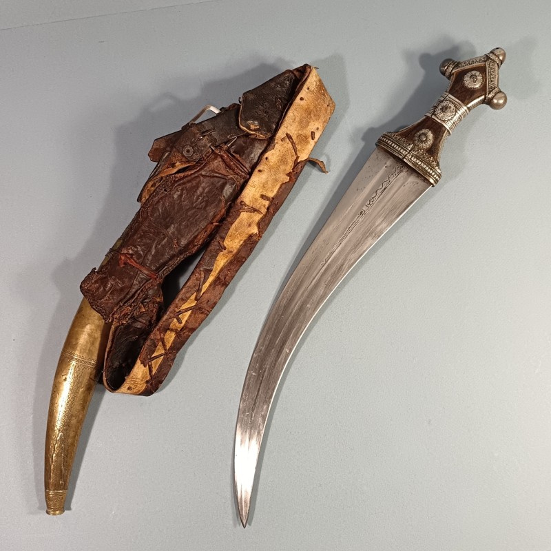POIGNARD WAHABITE PENINSULE ARABIQUE ET AFRIQUE DE L'EST SABIKI WAHHABITE JAMBYIA DHARIA ENSEMBLE DE 2 POIGNARDS EN ARGENT